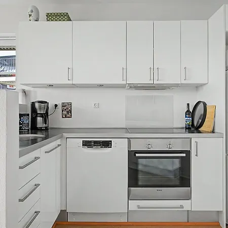 Elvira - 300m From The Sea By Interhome